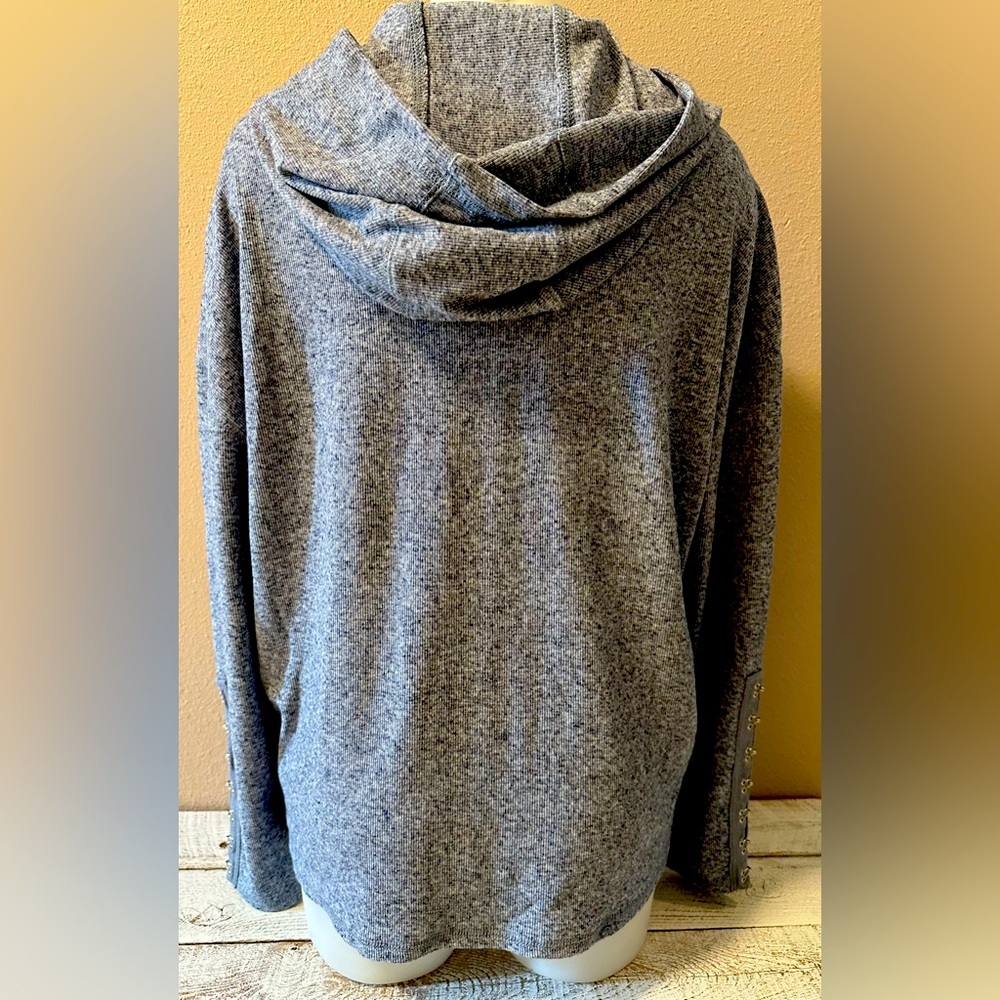 Chaser Long-Sleeve Top with Hood- NWT - Picture 2 of 8
